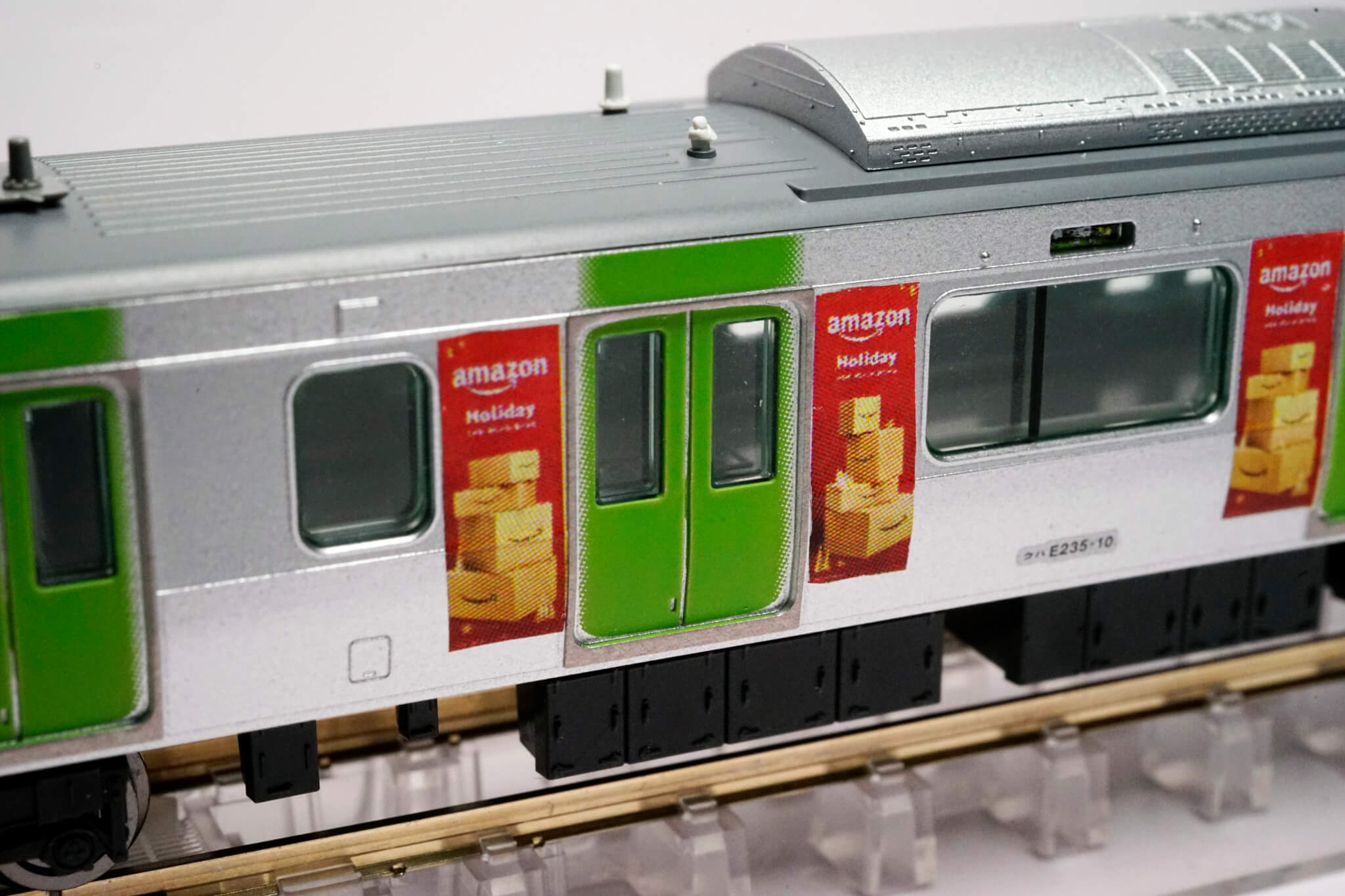 水貼車身廣告|TOMIX E235系山手線|Amazon Holiday by Densha.me